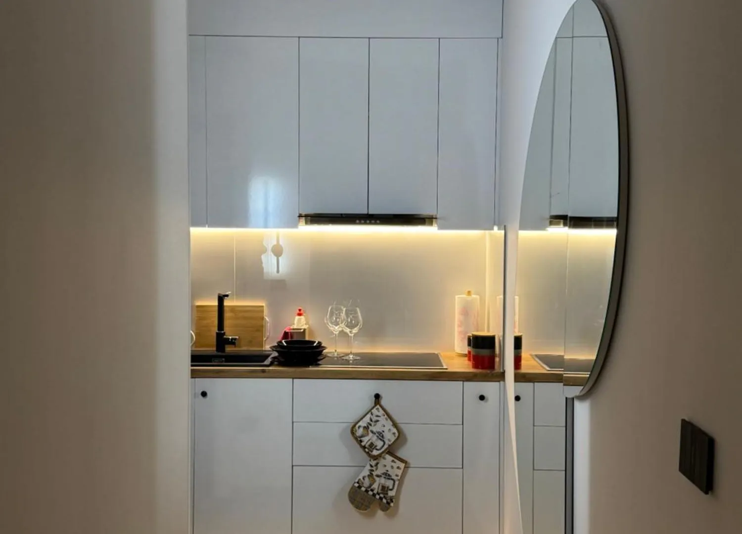 I N S P I R E By Sea View Suites Vlorë アルバニア